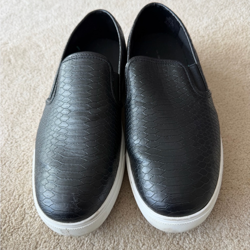 In every story Black Slip-On Casual Sneakers